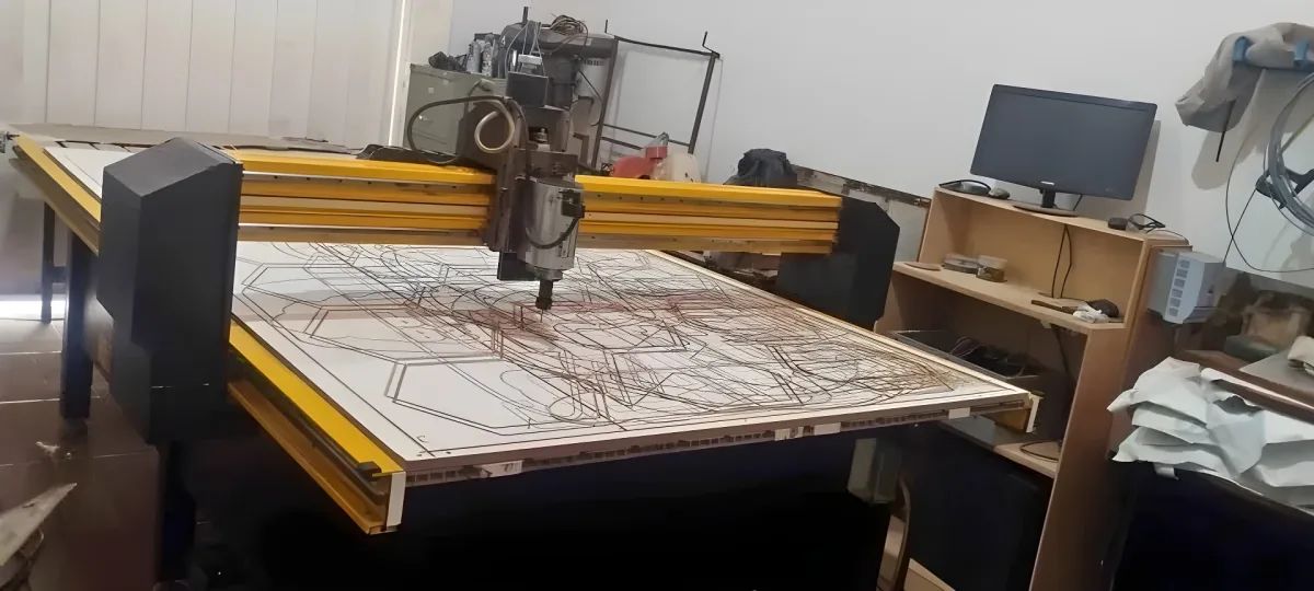 Router CNC utilizado para corte e produção de placas